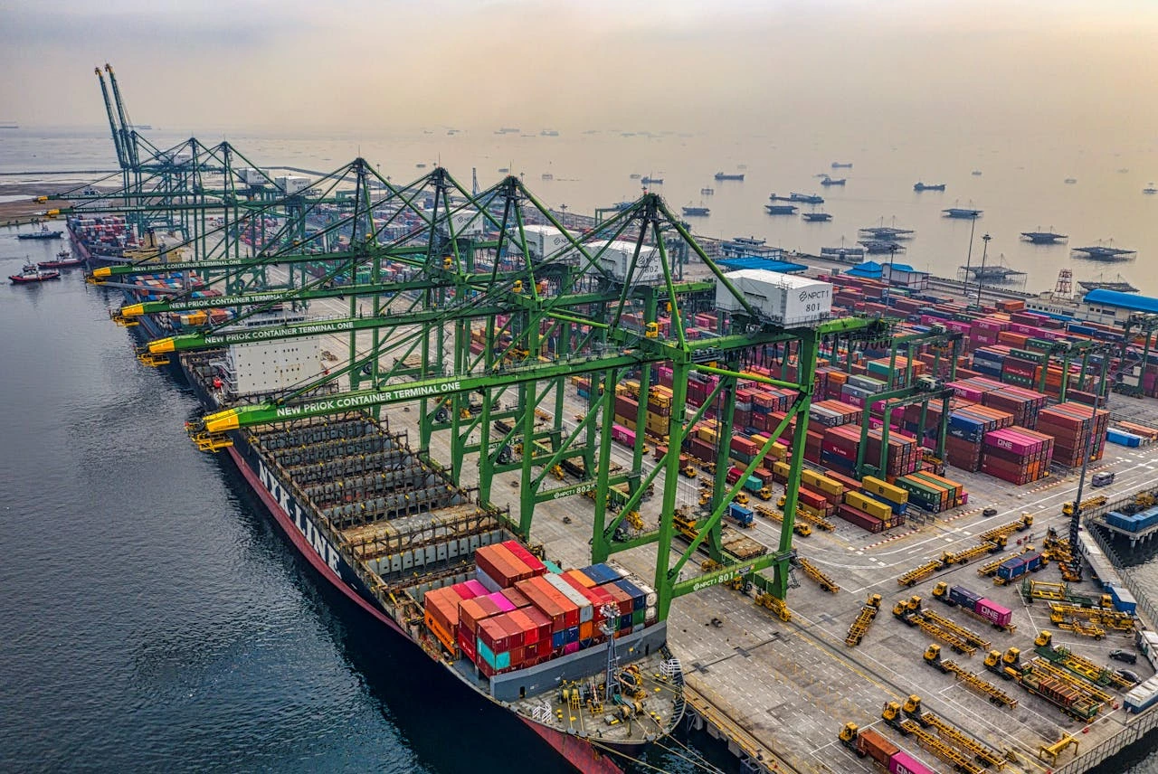 Cargo containers and port infrastructure